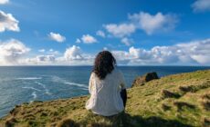 Femme voyageant seule en Irlande - © AlbertMi