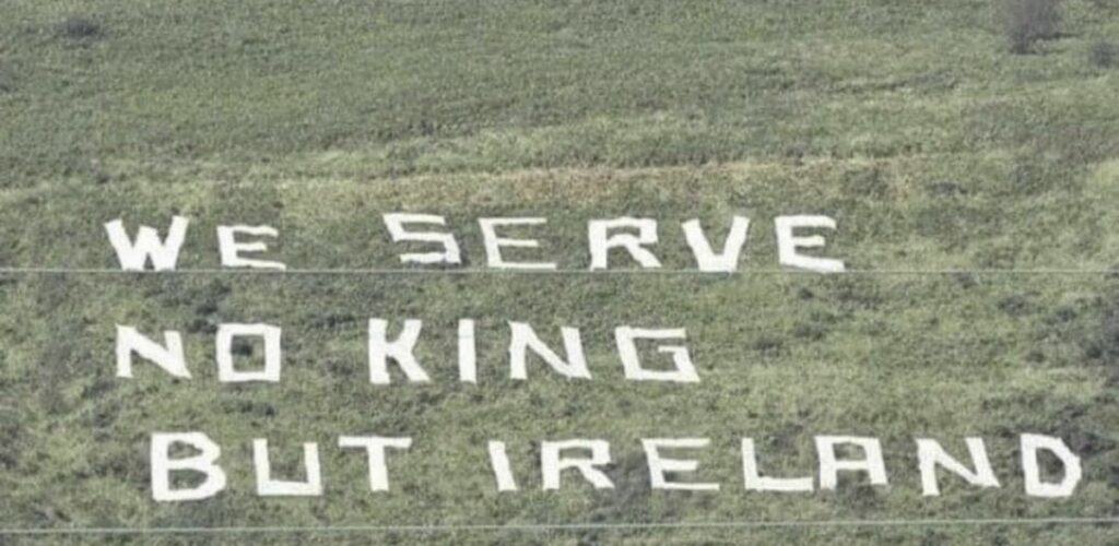 Belfast : des nord-irlandais protestent contre le couronnement de Charles III avec un message en lettres géantes