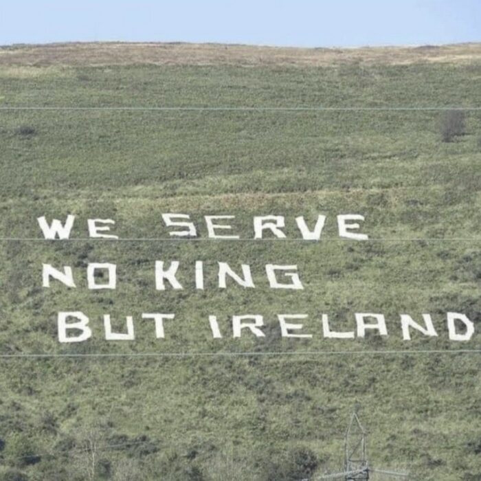 We serve no King but Ireland : un message de protestation est apparu à Belfast à l'occasion du couronnement de Charles III
