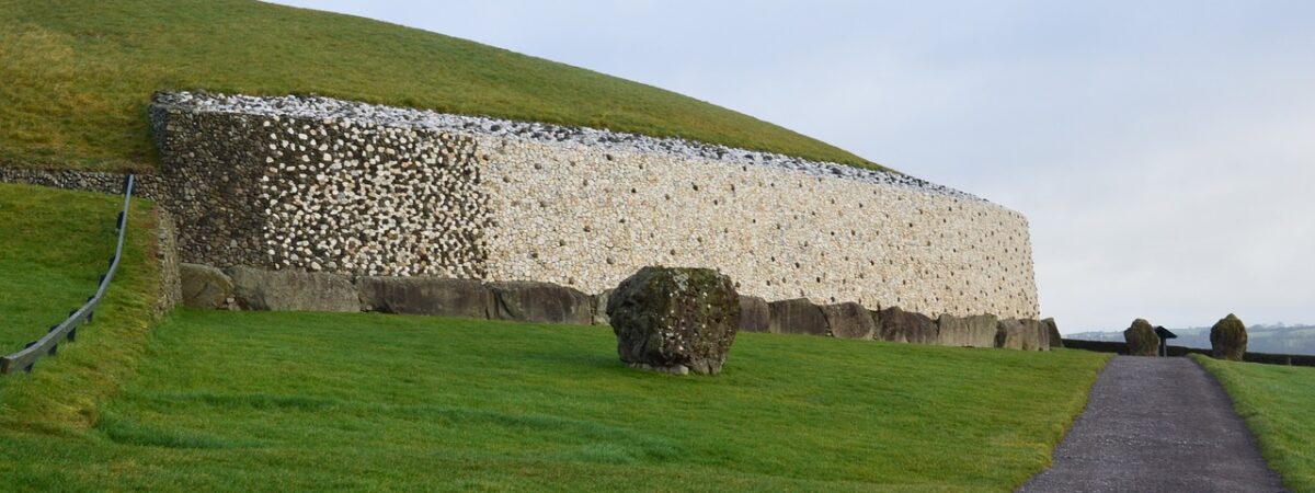 Newgrange - Varda Elentari