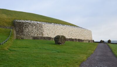 Newgrange - Varda Elentari