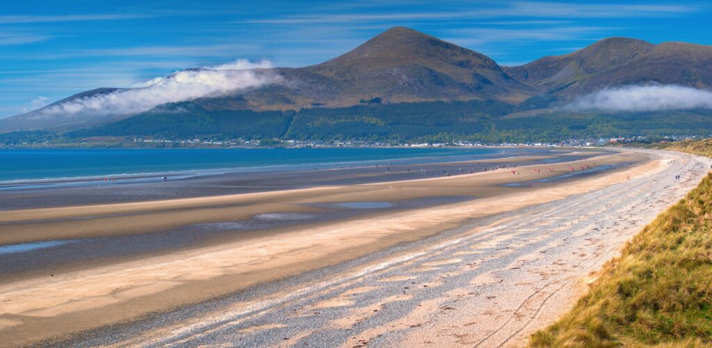 Slieve Donard vu de la Murlough Beach dans le comté de Down - © Terry R1/Wirestock Creators