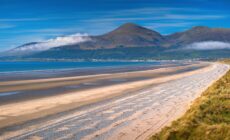 Slieve Donard vu de la Murlough Beach dans le comté de Down - © Terry R1/Wirestock Creators