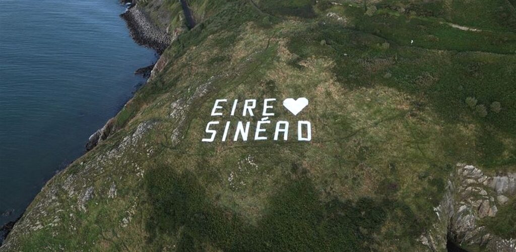Les lettres ÉIRE ♡  SINÉAD sont apparues sur les hauteurs de Bray -  https://www.instagram.com/tenthmanhello/