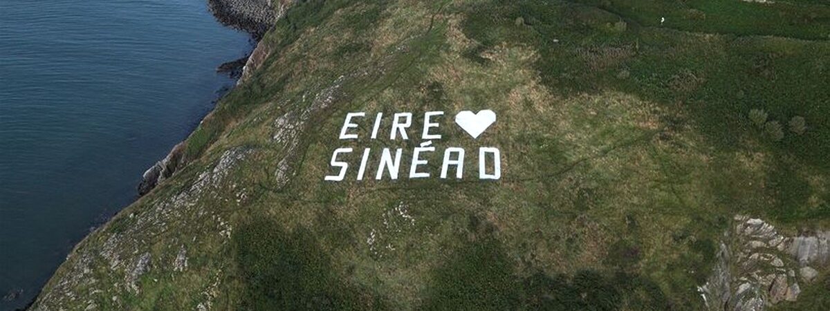 Les lettres ÉIRE ♡  SINÉAD sont apparues sur les hauteurs de Bray -  https://www.instagram.com/tenthmanhello/