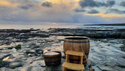 Des bains d'algues en tonneaux sont proposés par La Wild Atlentic Way Seaweeds baths - wildatlanticseaweedbaths.com