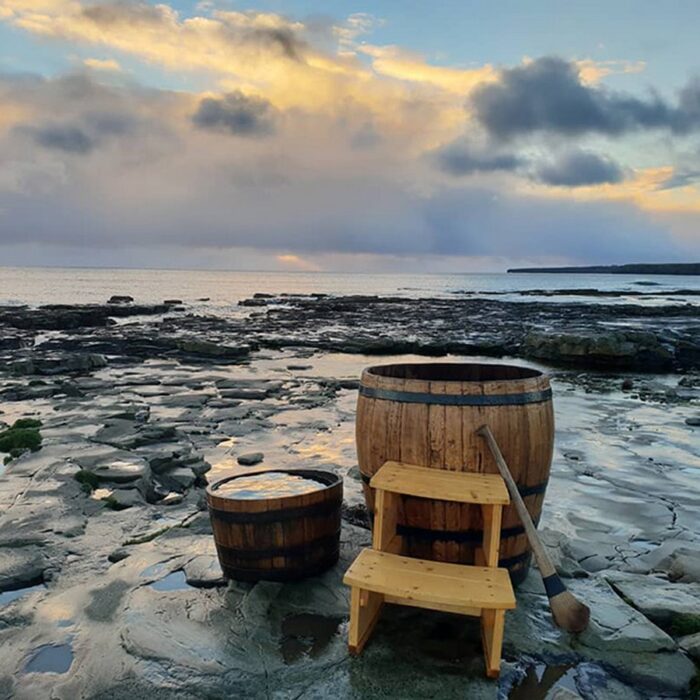 Des bains d'algues en tonneaux sont proposés par La Wild Atlentic Way Seaweeds baths - wildatlanticseaweedbaths.com