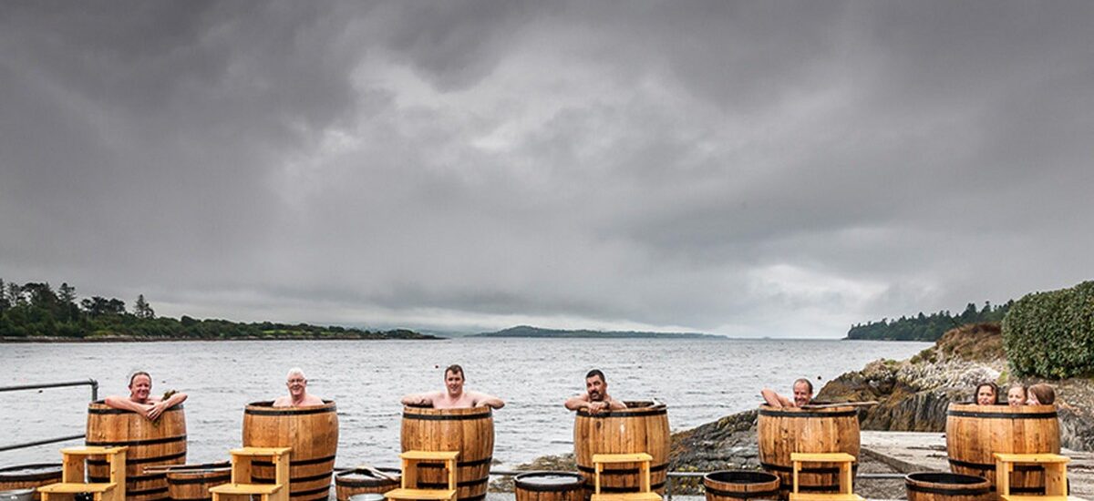 Des bains d'algues en tonneaux sont proposés par La Wild Atlentic Way Seaweeds baths - wildatlanticseaweedbaths.com