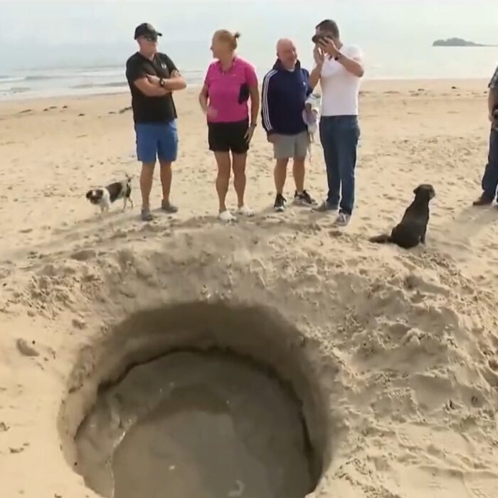 Le prétendu cratère découvert sur la plage de Portmarnock - Virgin Media