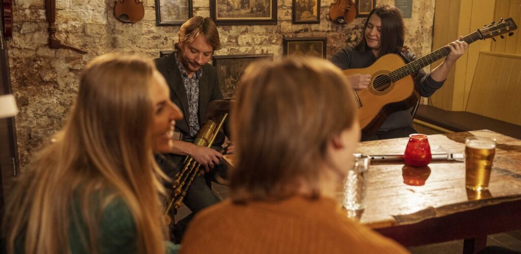 A traditional music session in Belfast's Sunirish pub - © 2023 Rob Durston, All Rights Reserved
