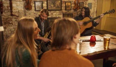 A traditional music session in Belfast's Sunirish pub - © 2023 Rob Durston, All Rights Reserved