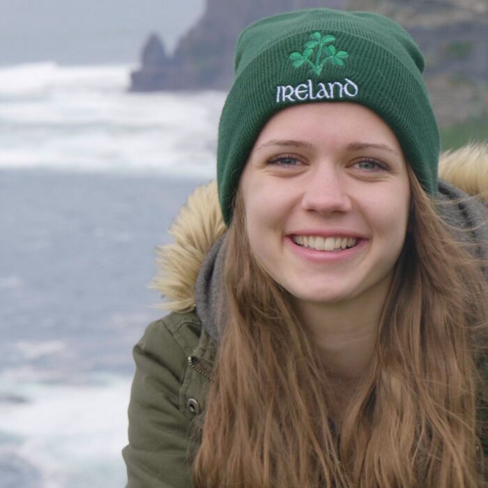 Une irlandaise face aux Falaises de Moher - © 4kclips