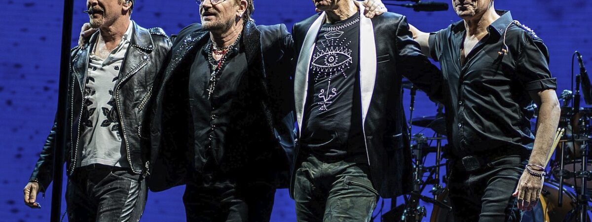 U2 joue pour la première fois « Atomic City » en pleine rue à Las Vegas