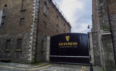 La St James Gate à Dublin, près du Guinness Storehouse - © Jens