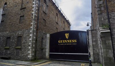 La St James Gate à Dublin, près du Guinness Storehouse - © Jens