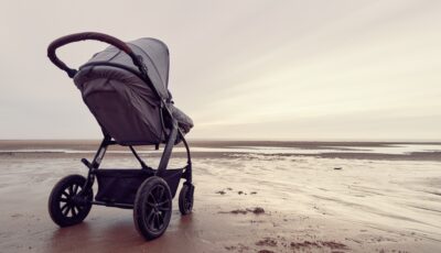 Ein Kinderwagen an einem irischen Strand - © dannyburn  