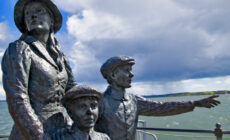 Statue de Annie Moore, jeune femme évoquée dans la chanson "Isle of Hope, Isle of Tears" - Ron Cogswell - cc
