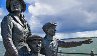 Statue de Annie Moore, jeune femme évoquée dans la chanson "Isle of Hope, Isle of Tears" - Ron Cogswell - cc