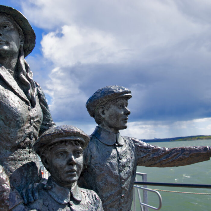 Statue de Annie Moore, jeune femme évoquée dans la chanson "Isle of Hope, Isle of Tears" - Ron Cogswell - cc