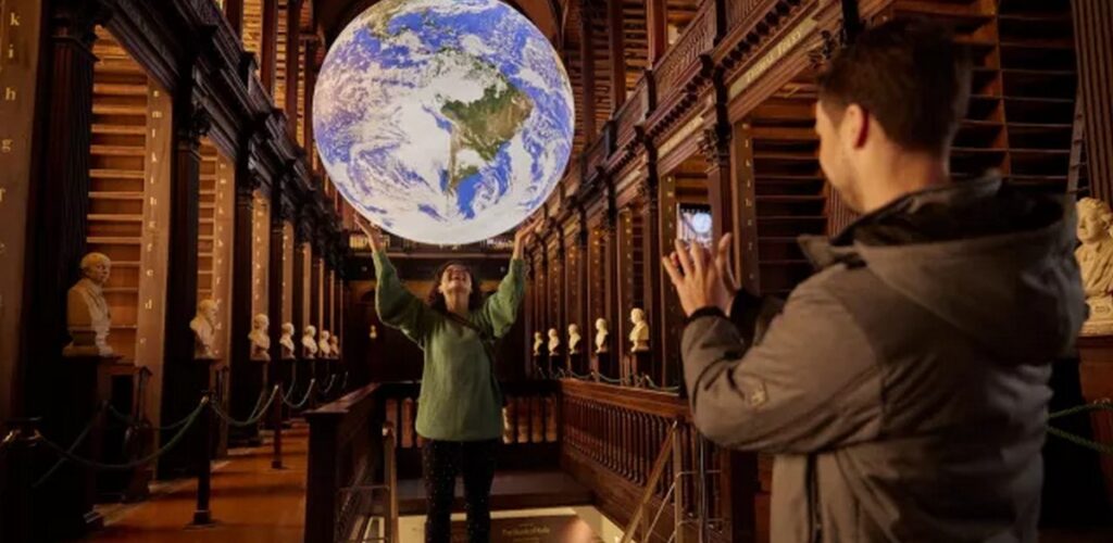 L'installation Gaïa dans la Long Room de Trinity College
