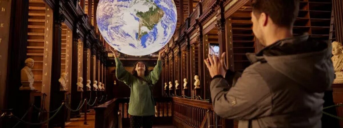 Dublin – Trinity College dévoile Gaïa : une sculpture en plein cœur de la Long Room !