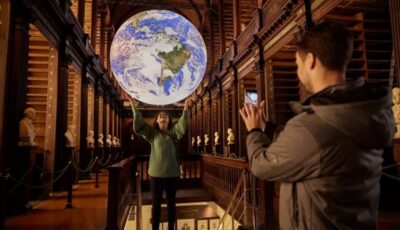 Die Gaia-Installation im Long Room des Trinity College