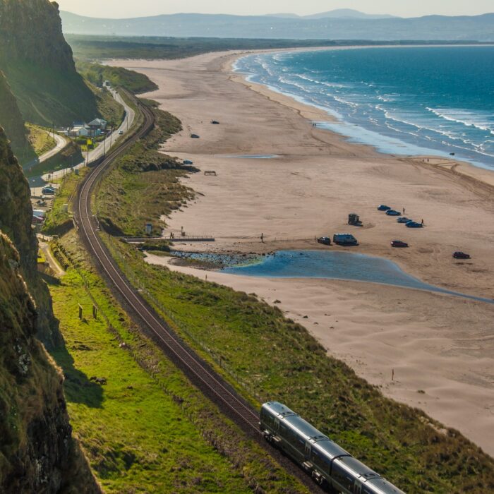 Un train traversant l'Irlande du Nord - © pfeifferv