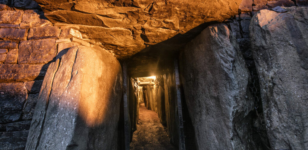La lumière pénètre dans Newgrange à l'occasion du solstice d'hiver - ©Fáilte Ireland/Tourism Ireland