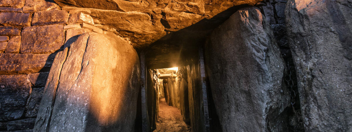 La lumière pénètre dans Newgrange à l'occasion du solstice d'hiver - ©Fáilte Ireland/Tourism Ireland
