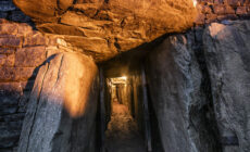La lumière pénètre dans Newgrange à l'occasion du solstice d'hiver - ©Fáilte Ireland/Tourism Ireland