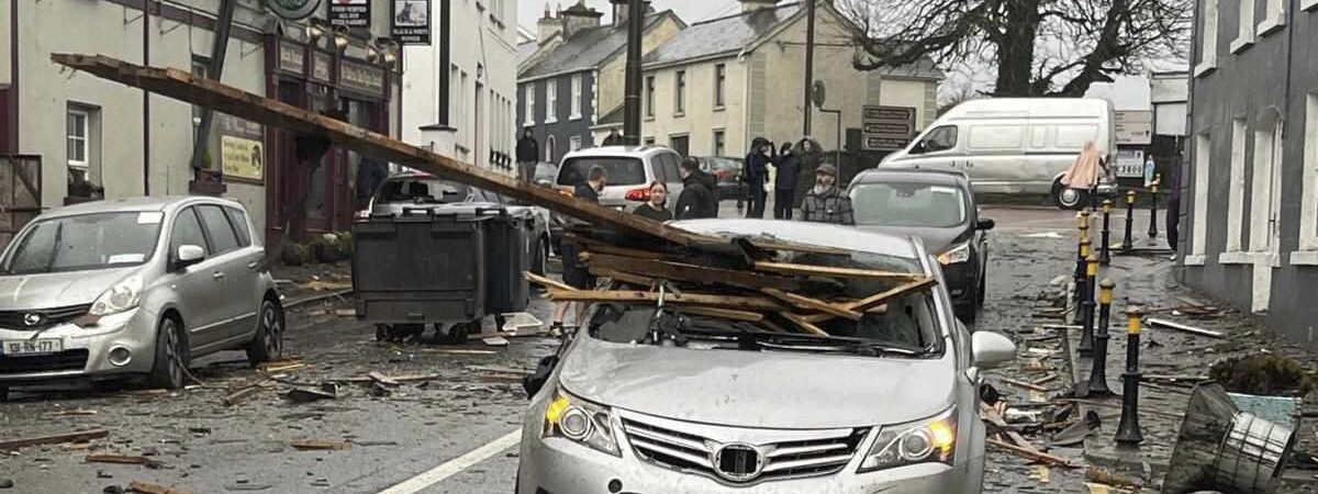 La tornade a durement frapper le village de Leitrim - @DonegalWeatherC - X