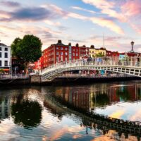 Le Ha'Penny Bridge de Dublin - Madrugada Verde