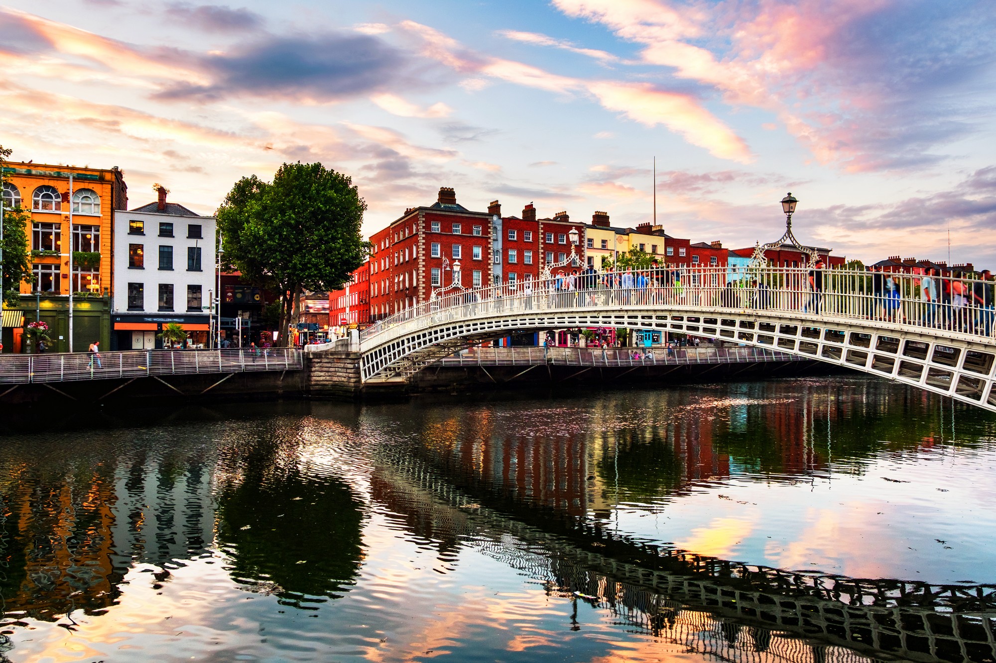 Le Ha'Penny Bridge de Dublin - Madrugada Verde