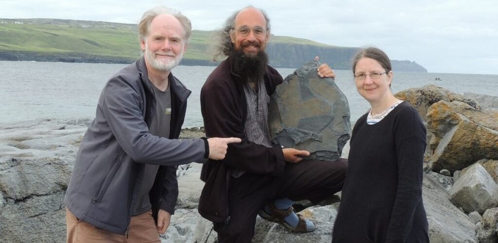 Le docteur Eamon Doyle présente son fossile découvert sur les Falaises de Moher