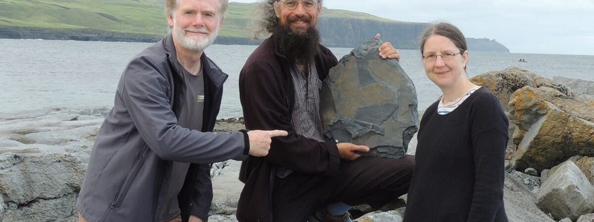 Le docteur Eamon Doyle présente son fossile découvert sur les Falaises de Moher