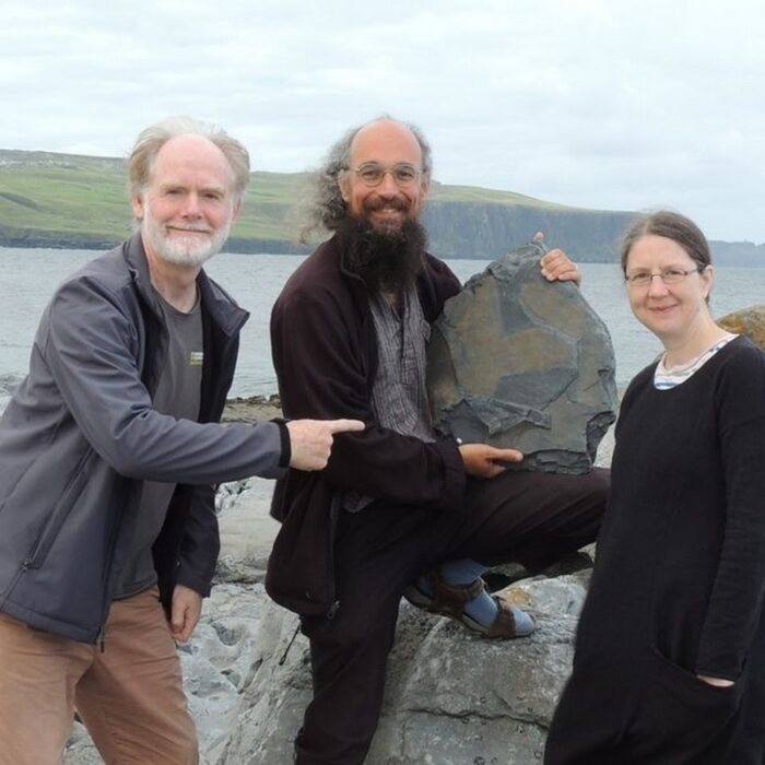 Le docteur Eamon Doyle présente son fossile découvert sur les Falaises de Moher