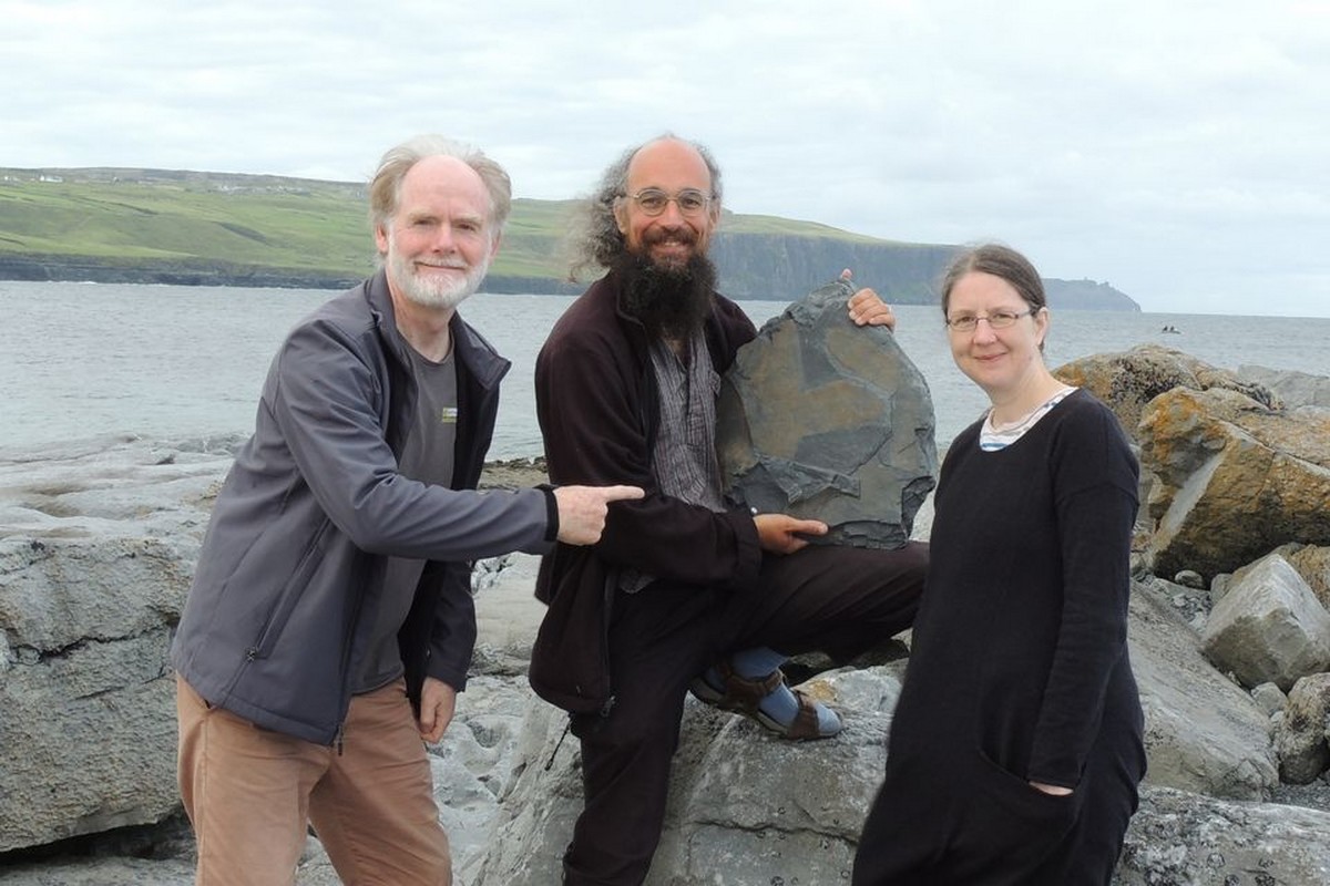 Le docteur Eamon Doyle présente son fossile découvert sur les Falaises de Moher