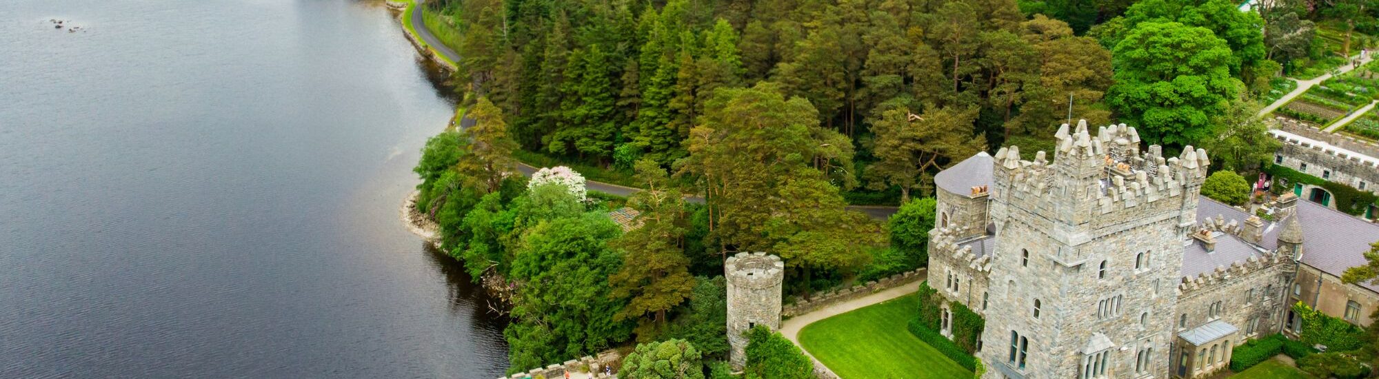 Le château de Glenveagh relié par The Lakeside Walk - © MNstudio