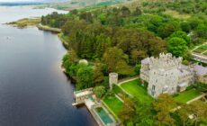 Le château de Glenveagh relié par The Lakeside Walk - © MNstudio