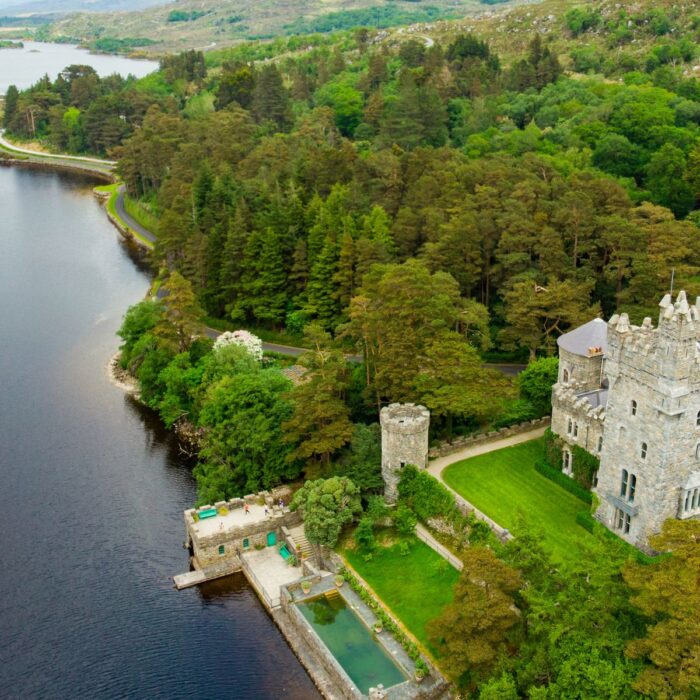 Le château de Glenveagh relié par The Lakeside Walk - © MNstudio