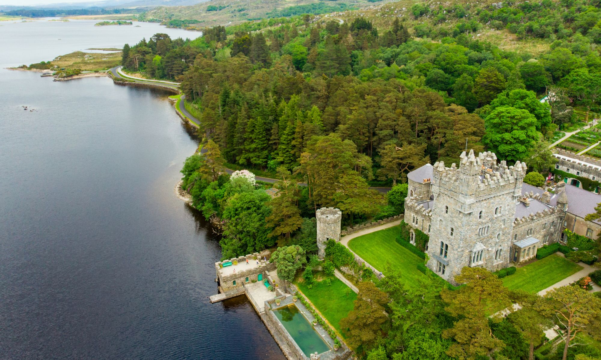 Le château de Glenveagh relié par The Lakeside Walk - © MNstudio