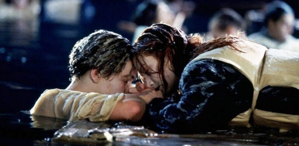 Scène du film Titanic, avec la célèbre porte en bois