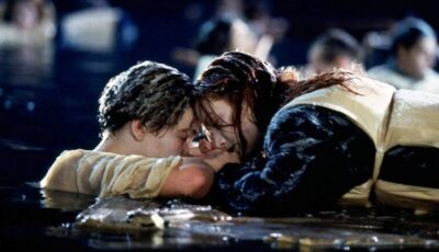 Scène du film Titanic, avec la célèbre porte en bois