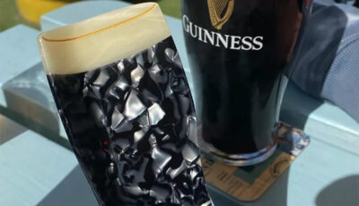 Une pince à cheveux en forme de Guinness - © d.r.e.a.m.deli (Instagram)