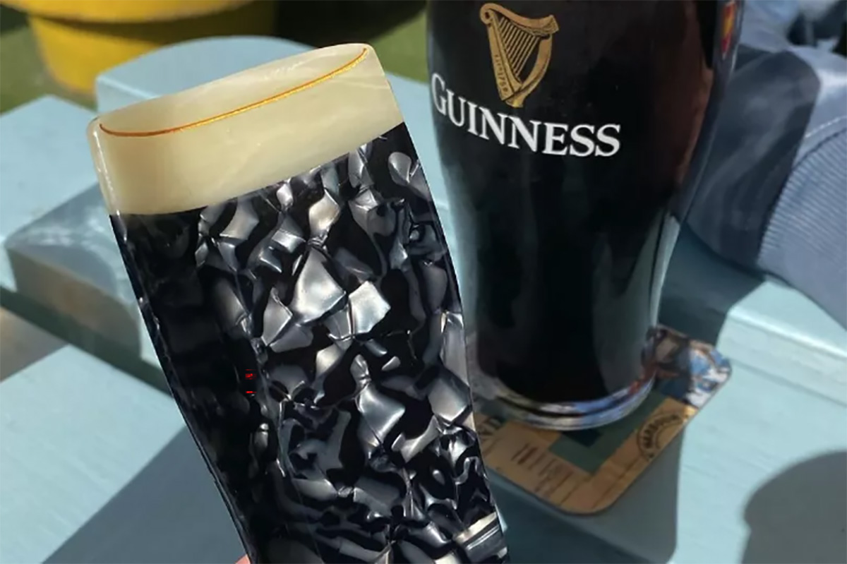 Une pince à cheveux en forme de Guinness - © d.r.e.a.m.deli (Instagram)