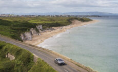 Une voiture sur la côte en Irlande - ©Tourism Ireland by Richard Watson