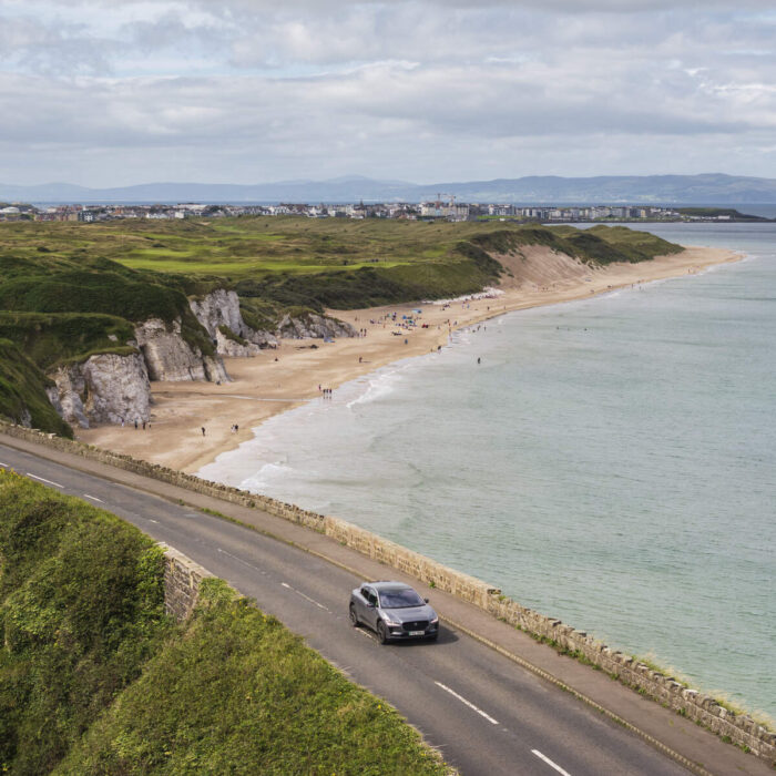 Une voiture sur la côte en Irlande - ©Tourism Ireland by Richard Watson