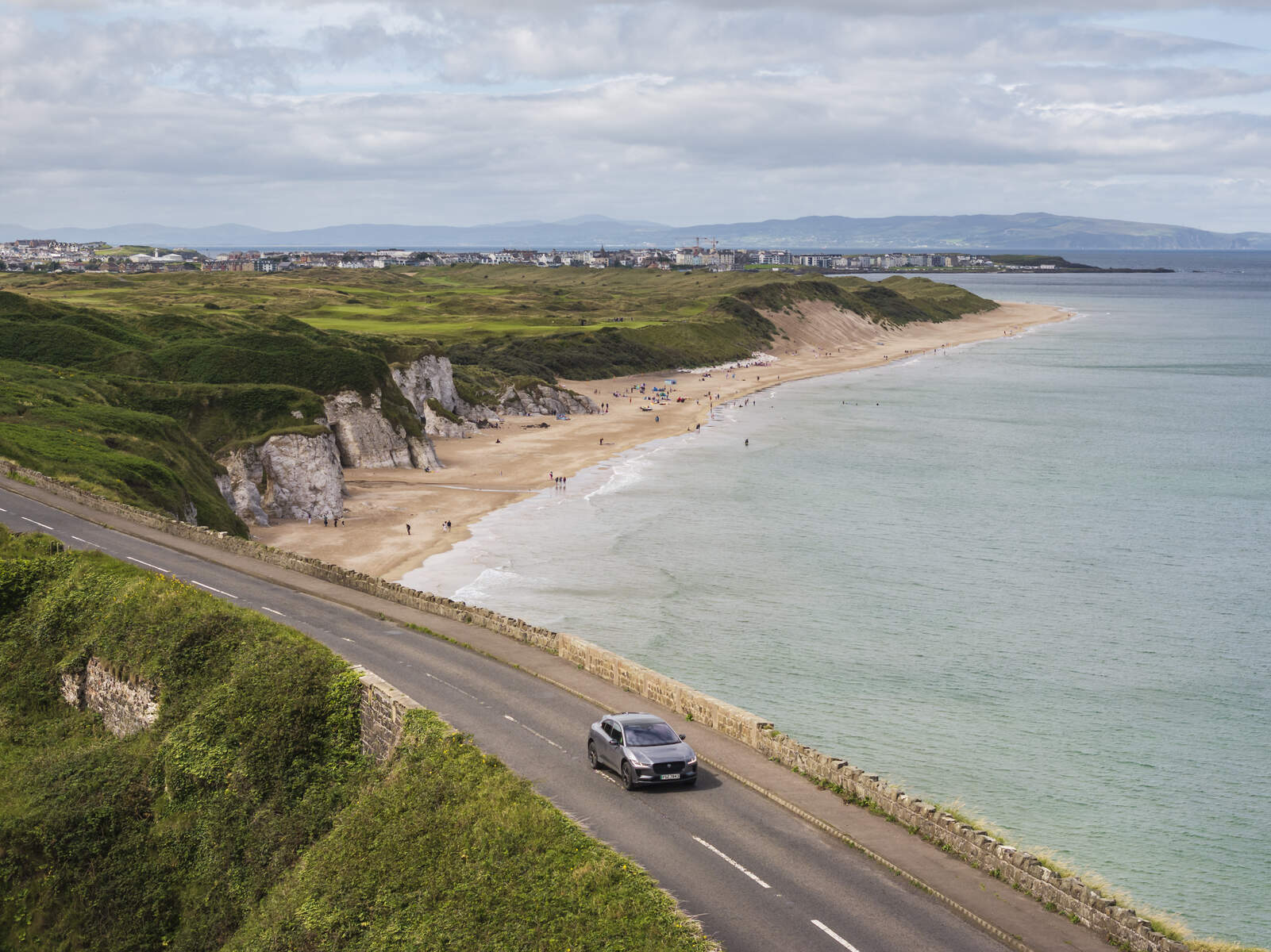 Une voiture sur la côte en Irlande - ©Tourism Ireland by Richard Watson