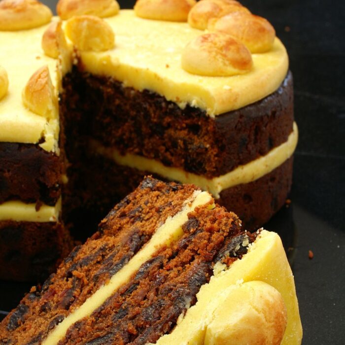 Un Simnel Cake - Canva Pro