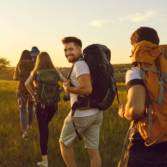 Partez randonner en Irlande l'esprit léger ! - studioroman - Canva Pro